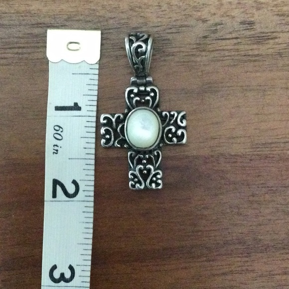 A Beautiful Pendant. Silver in color (heavy  antique silver colored metal). - Picture 4 of 5